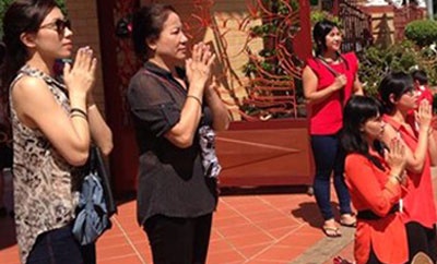 Nguoi Viet o nuoc ngoai di chua cau an cho nam moi hinh anh