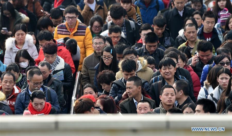 Nguoi Trung Quoc un un do ve thanh pho sau Tet hinh anh