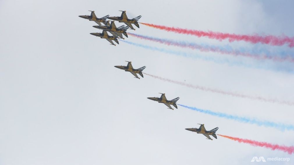 Chien dau co nhao lon tren bau troi Singapore hinh anh