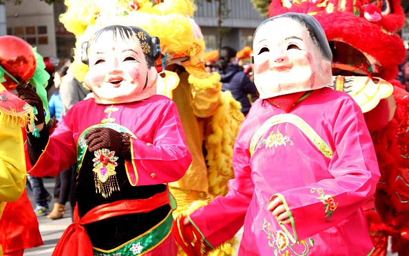 Nguoi chau A hoa than nhan vat dan gian don Tet Nguyen tieu hinh anh