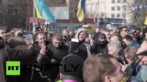 Nguoi bieu tinh nem da, trung vao Dai su quan Nga o Ukraine hinh anh