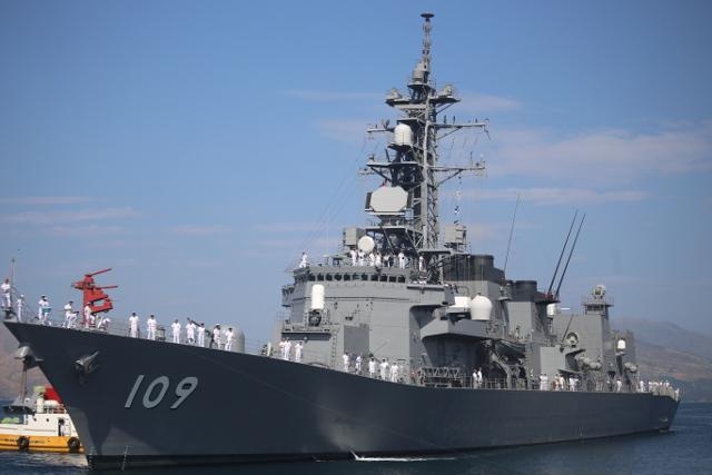 Tau chien Nhat toi Philippines giua cang thang Bien Dong hinh anh