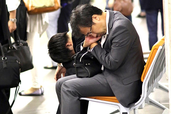 tu tu vi lam viec qua suc o Nhat anh 2