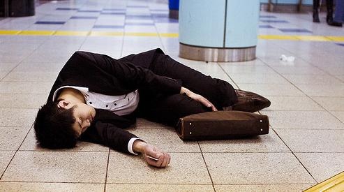 Bi kich cua nhung nguoi tu vong vi lam viec qua suc hinh anh