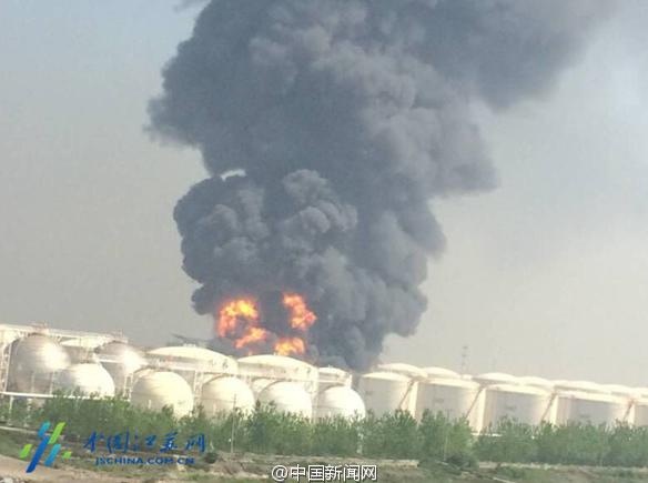 Khoi cao hang tram met o vu no nha may hoa chat Trung Quoc hinh anh