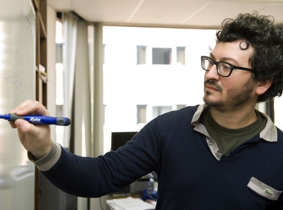 Giao su bi nghi la khung bo vi giai toan tren may bay hinh anh