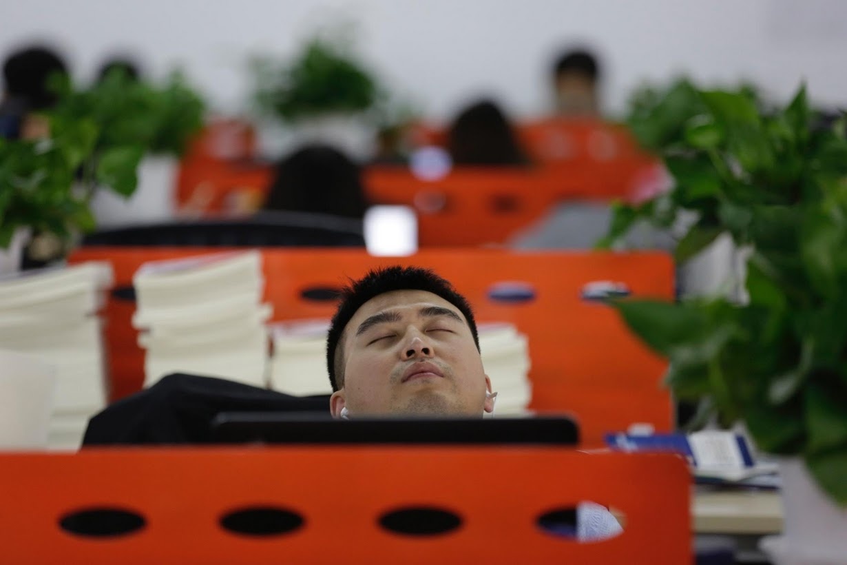 nhan vien cong nghe Trung Quoc an ngu tai van phon anh 1