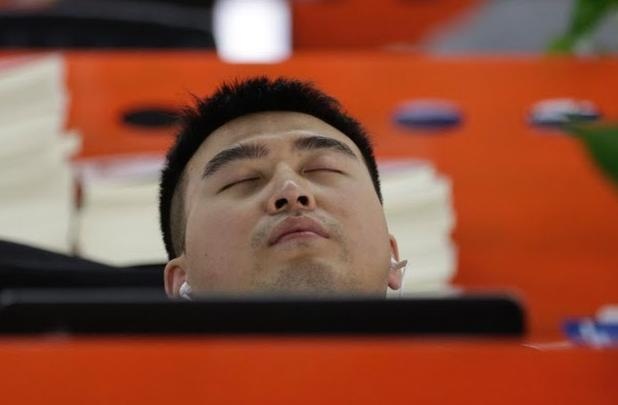 Canh an, ngu ngay tai van phong cua nhan vien Trung Quoc hinh anh