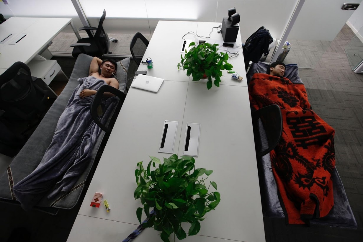 nhan vien cong nghe Trung Quoc an ngu tai van phon anh 7