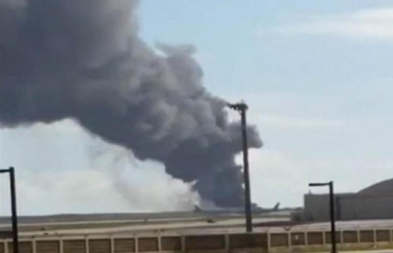 B-52 boc chay ngun ngut tren dao Guam hinh anh