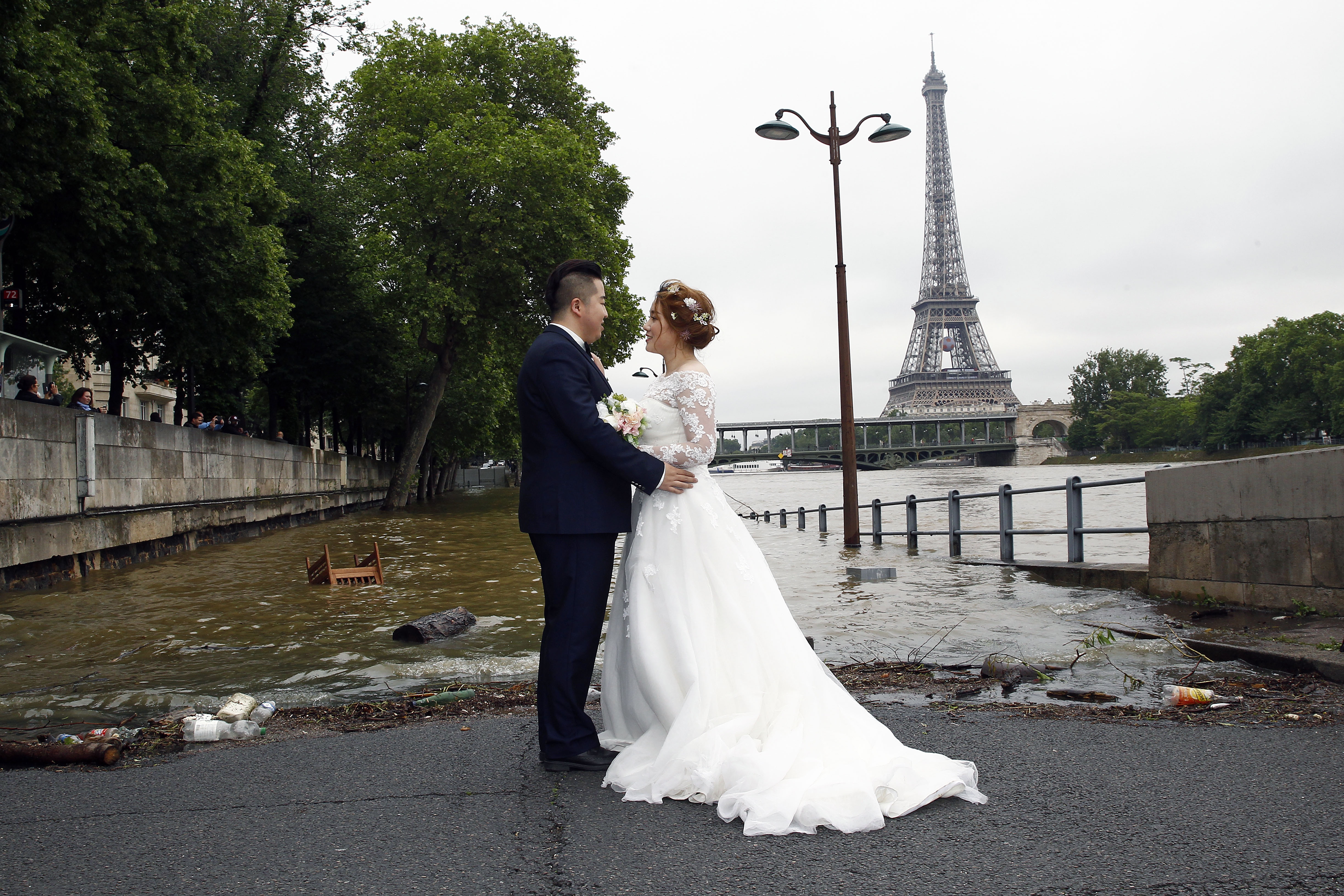 dam cuoi giua tran lut lich su o Paris anh 2