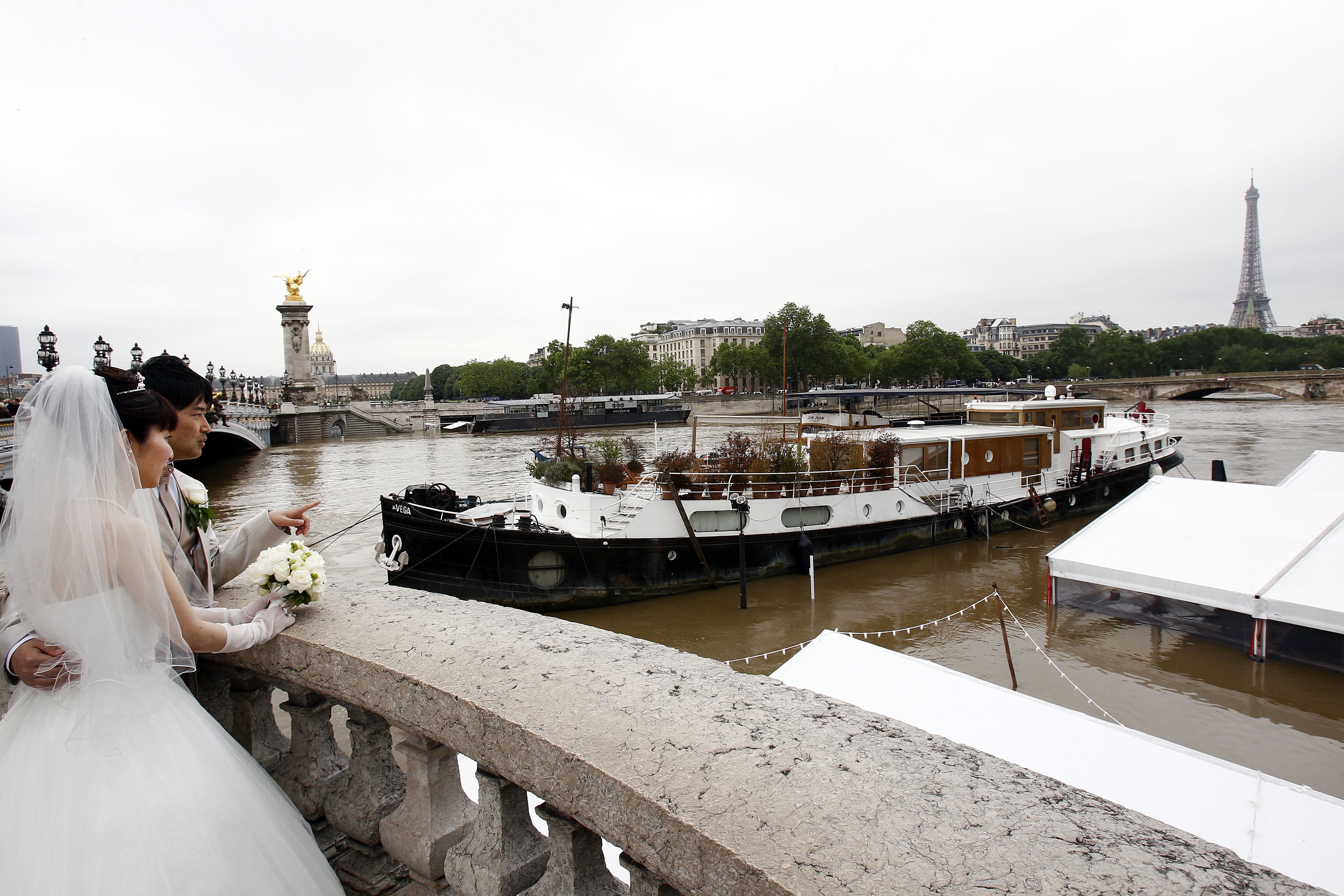 dam cuoi giua tran lut lich su o Paris anh 5