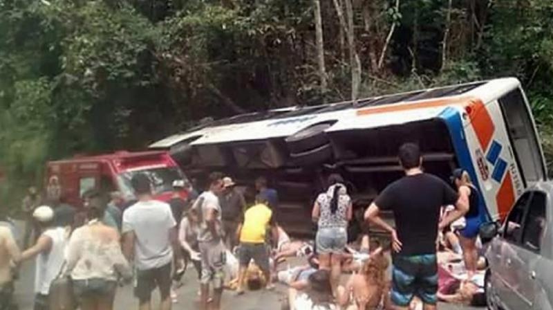 Xe buyt lao xuong vuc o Brazil, it nhat 15 nguoi chet hinh anh