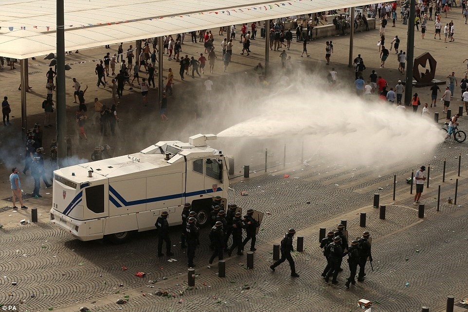 Cảnh sát Pháp đối phó bạo động và hooligan Euro ảnh 12 Canh sat Phap doi pho bao dong va hooligan Euro anh 12