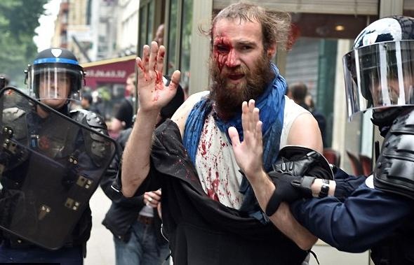 Canh sat Phap vat va doi pho nguoi bieu tinh va hooligan hinh anh