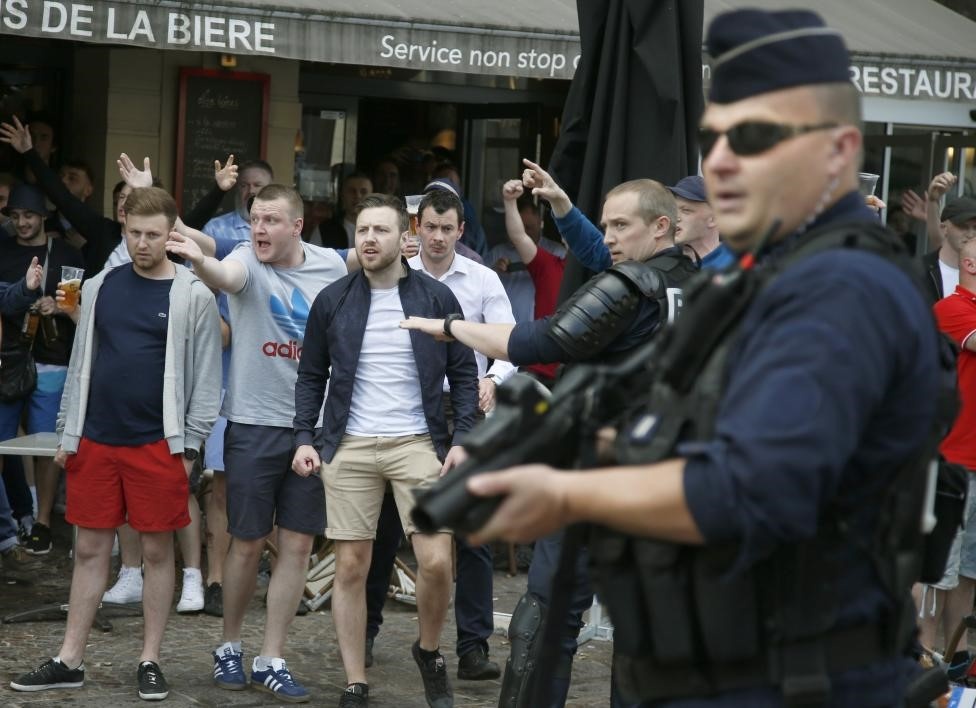 Cảnh sát Pháp đối phó bạo động và hooligan Euro ảnh 14 Canh sat Phap doi pho bao dong va hooligan Euro anh 14