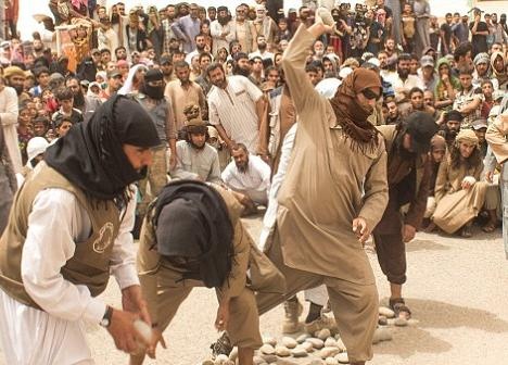 IS nem da den chet 4 nguoi dan ong vi ngoai tinh hinh anh