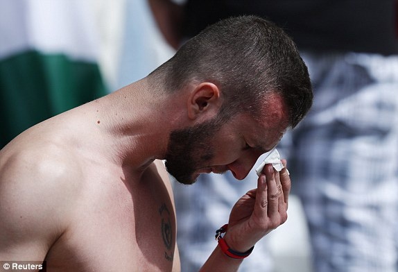 Au da trong san van dong truoc tran Iceland - Hungary hinh anh