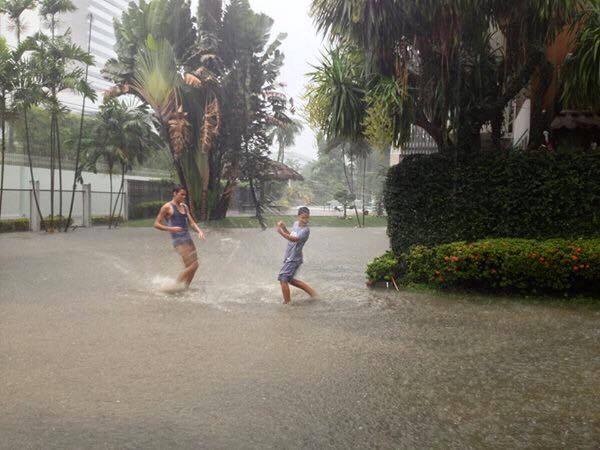 duong pho Bangkok ngap lut sau mua lon anh 1