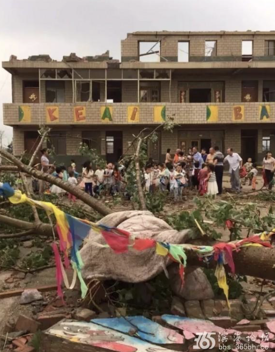 voi rong quet qua thanh pho Trung Quoc anh 8