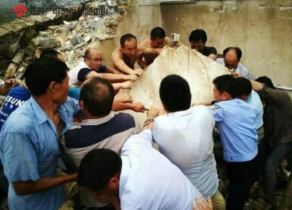 voi rong quet qua thanh pho Trung Quoc anh 10