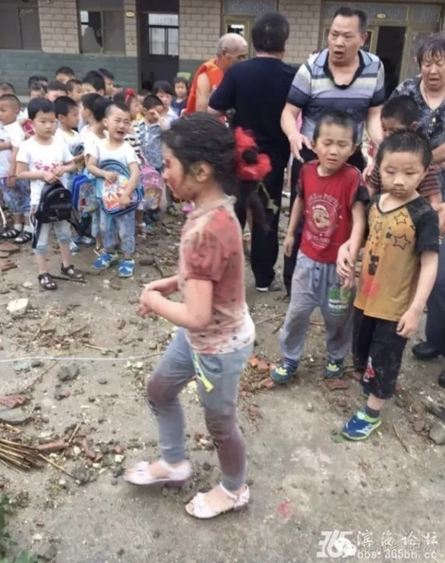 voi rong quet qua thanh pho Trung Quoc anh 9