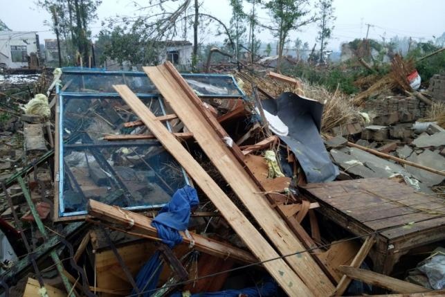 voi rong quet qua thanh pho Trung Quoc anh 2