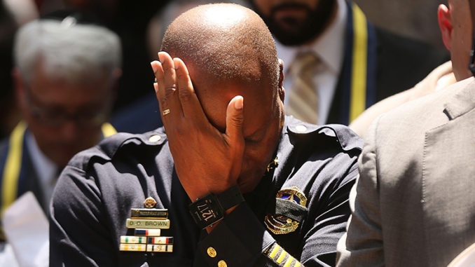 Nỗi đau mất người thân của cảnh sát trưởng Dallas ảnh 1 Noi dau mat nguoi than cua canh sat truong Dallas anh 1