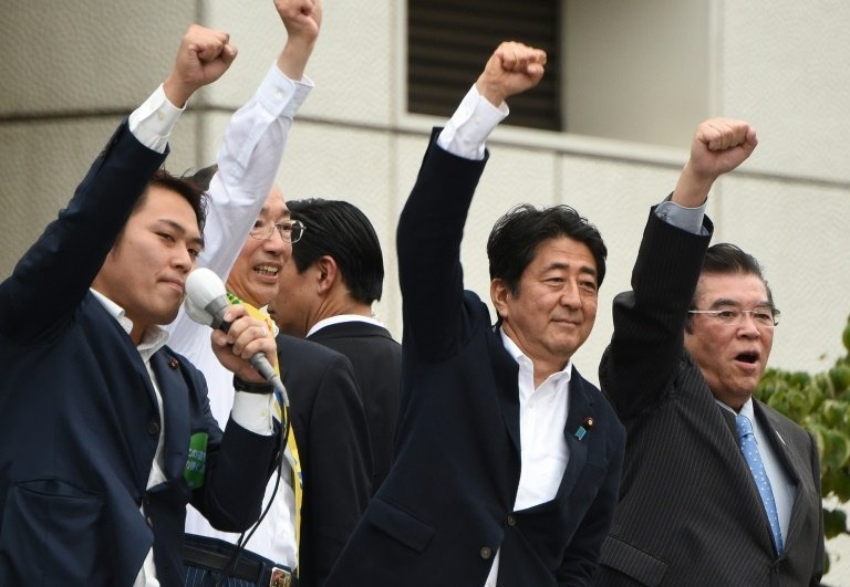 Thu tuong Abe: Con qua som de ban ve sua hien phap hinh anh
