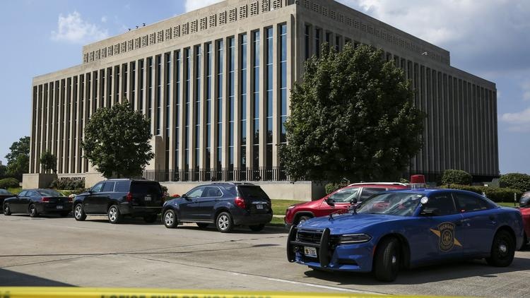 No sung o toa an My, hai nguoi thiet mang hinh anh