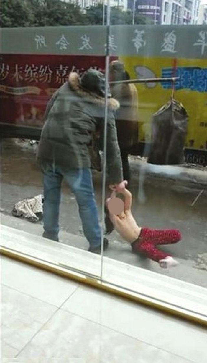 Cha lot ao, loi con gai giua duong pho hinh anh