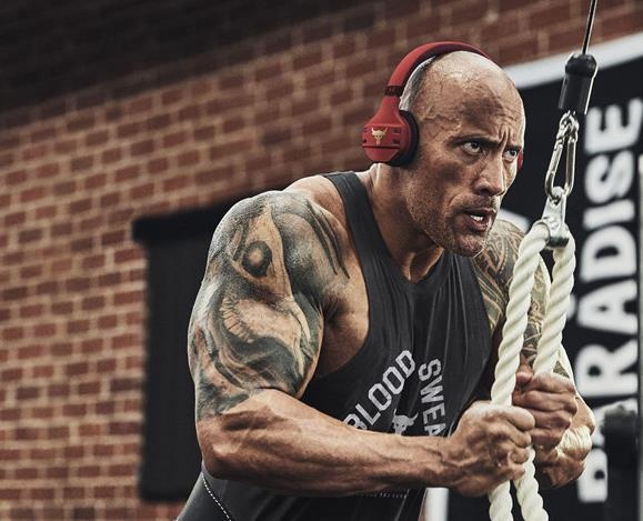 The Rock - ngoi sao trieu USD tung coi don canh sat la nha hinh anh