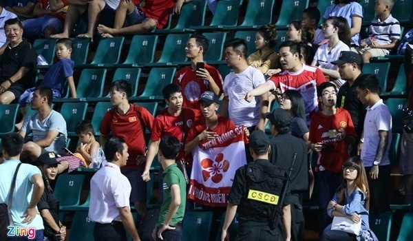 CDV Hai Phong gap rac roi du khong dot phao sang o san Thong Nhat hinh anh