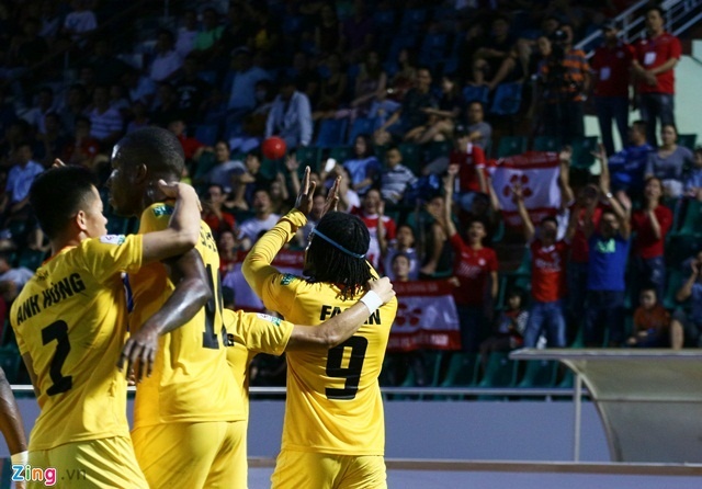 CDV Hai Phong bi thu co,  CDV Hai Phong tren san Thong Nhat,  CDV Hai Phong,  dot phao sang anh 1