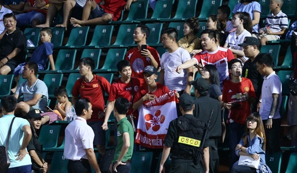 CDV Hai Phong gap rac roi tren san Thong Nhat hinh anh