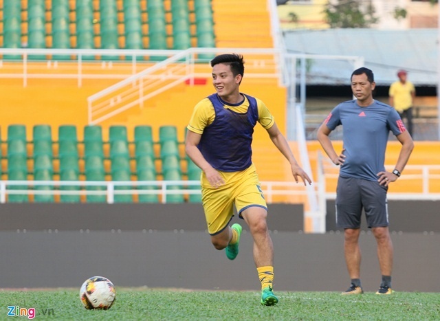 Hoang Van Khanh khau 15 mui,  trung ve U23 Viet Nam ngat xiu,  Van Khanh chan thuong dau,  15 mui khau tren dau anh 1