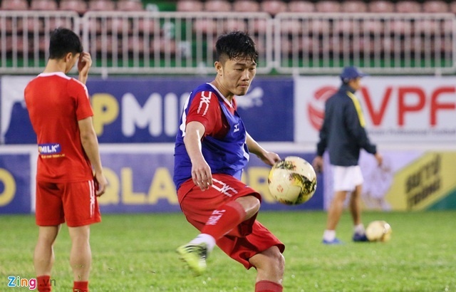 Xuan Truong tien Miura ra ve trang tay,  HLV Toshiya Miura trang tay,  Xuan Truong gap lai thay Miura,  HAGL toan thua TPHCM anh 2
