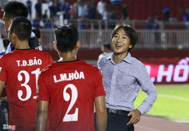 Xuan Truong tien Miura ra ve trang tay,  HLV Toshiya Miura trang tay,  Xuan Truong gap lai thay Miura,  HAGL toan thua TPHCM anh 1