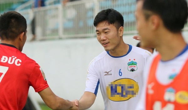 Xuan Truong quyet tien thay Toshiya Miura ra ve trang tay hinh anh