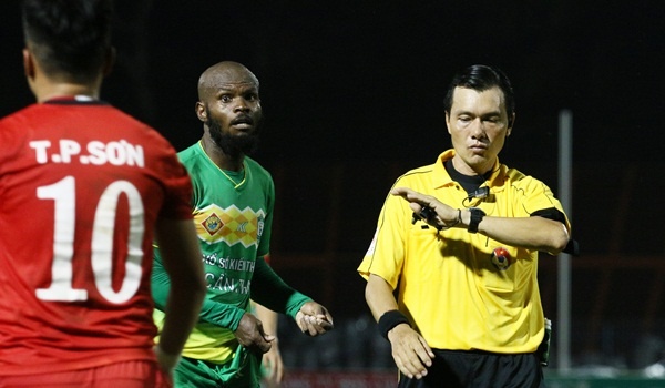 Bi Phi Son 'hanh ha', cau thu nhap tich Can Tho gay go voi trong tai hinh anh