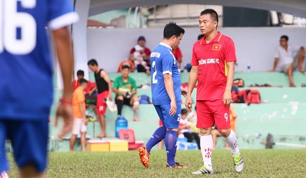 Cuu chu tich CLB Sai Gon da bong giua trua du bi benh nang hinh anh