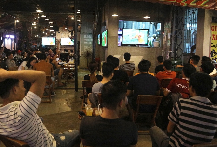 CDV nu xem World Cup,  World Cup 2018,  World Cup,  fan nu,  nguoi yeu xem World Cup,  pho ca phe Sai Gon,  khai mac World Cup,  Nga,  Arab Saudi anh 1