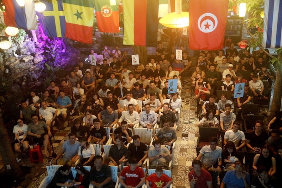 CDV nu xem World Cup,  World Cup 2018,  World Cup,  fan nu,  nguoi yeu xem World Cup,  pho ca phe Sai Gon,  khai mac World Cup,  Nga,  Arab Saudi anh 2