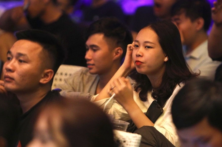 CDV nu xem World Cup,  World Cup 2018,  World Cup,  fan nu,  nguoi yeu xem World Cup,  pho ca phe Sai Gon,  khai mac World Cup,  Nga,  Arab Saudi anh 4