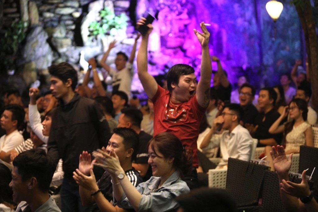 CDV nu xem World Cup,  World Cup 2018,  World Cup,  fan nu,  nguoi yeu xem World Cup,  pho ca phe Sai Gon,  khai mac World Cup,  Nga,  Arab Saudi anh 5