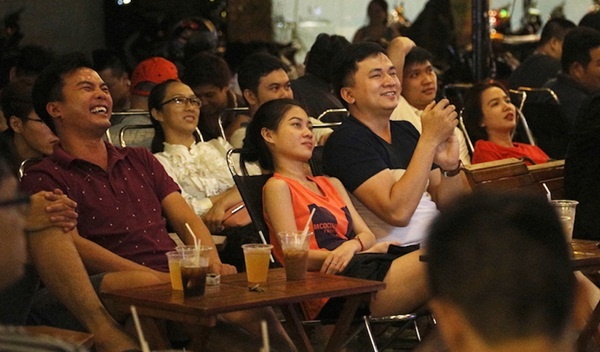 Nhieu CDV nu theo ban trai di xem ngay khai mac World Cup hinh anh