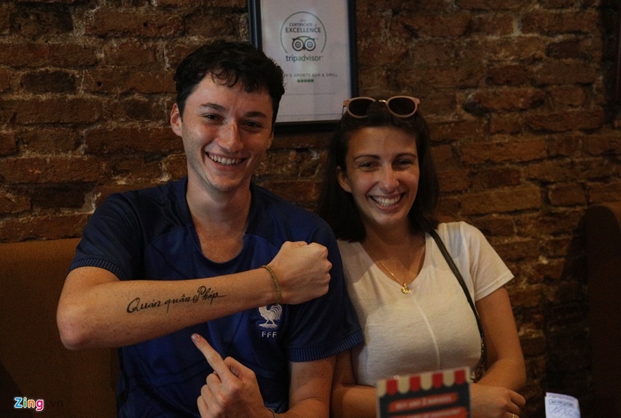 CDV Phap nin tho voi VAR trong quan bar Australia o Sai Gon hinh anh