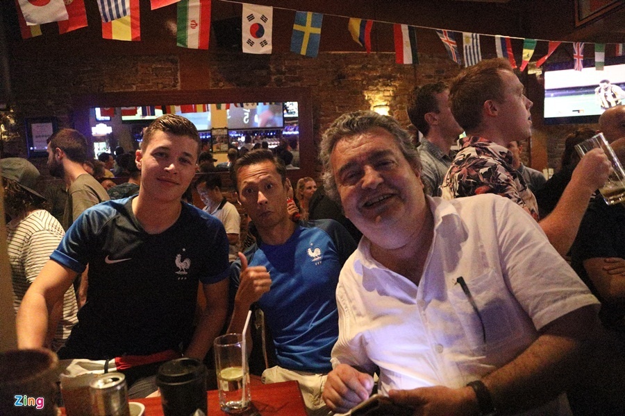 CDV Phap an mung trong quan bar cua Australia giua Sai Gon hinh anh