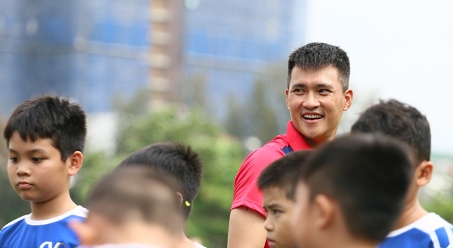 Cuu tien dao Le Cong Vinh: 'Gio thi toi thoai mai xem World Cup' hinh anh