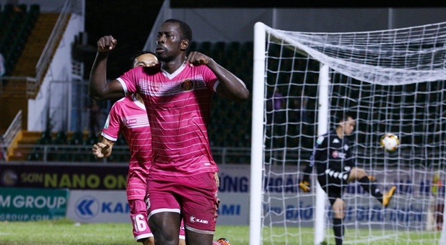 Hoc cach Iceland khoa Messi, Sai Gon ha dep CLB Ha Noi hinh anh